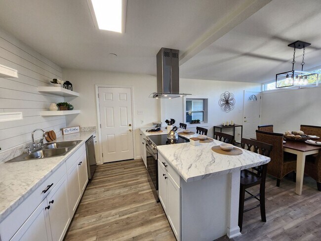 Building Photo - MOVE IN SPECIAL: HALF OFF first full month of rent!!!