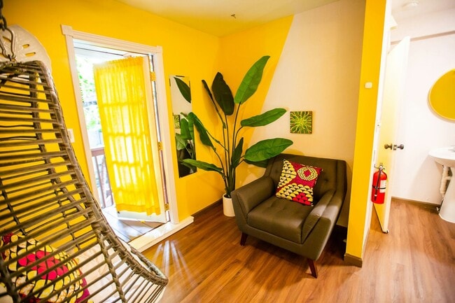 Building Photo - 706 E Stuart St