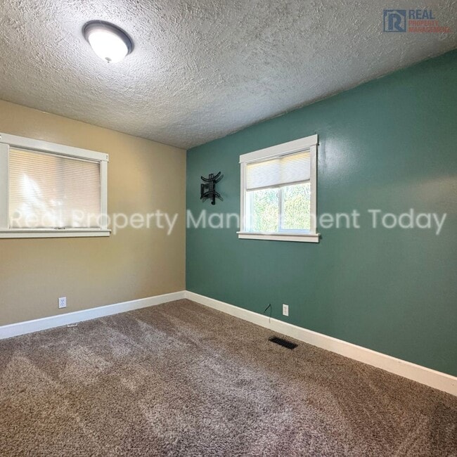 Building Photo - Charming 5 Bedroom + Huge yard!