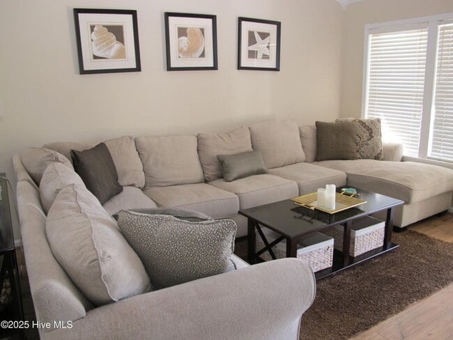 Building Photo - Charming 2 Bedroom Home