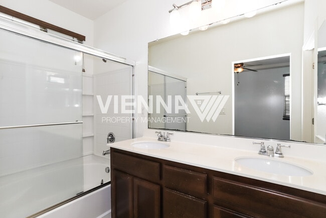 Building Photo - Beautiful Townhouse for Rent in Sacramento!