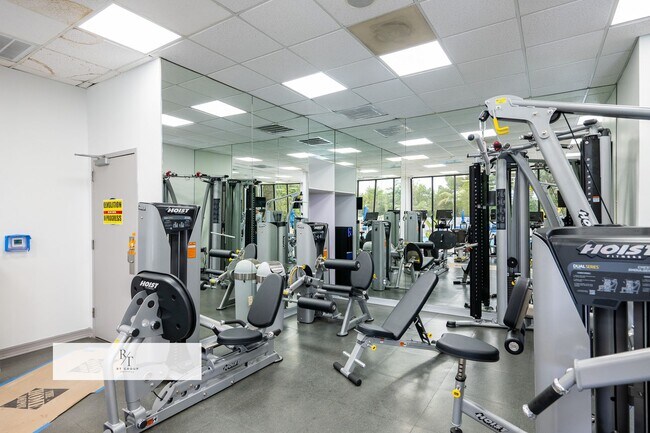 Building Photo - Modern 2-Bedroom Condo with Premium Amenities in Los Angeles