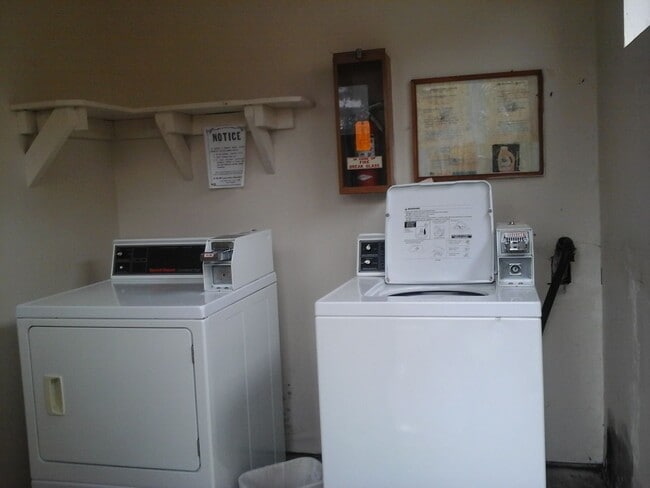 Building Photo - Newly Remodeled Townhouse