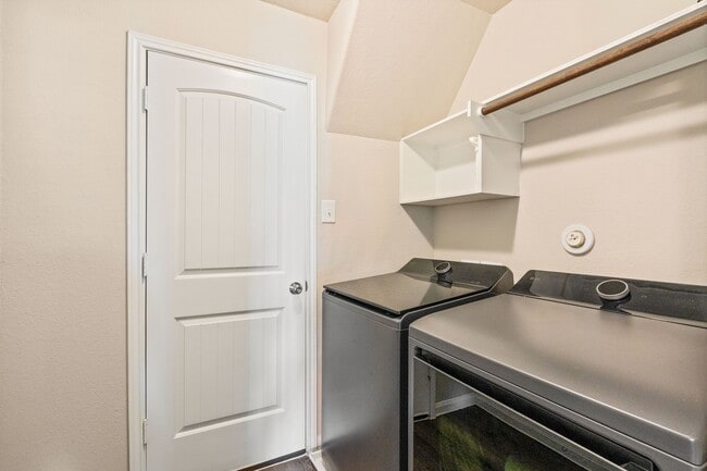 Building Photo - 2221 Raider Dr