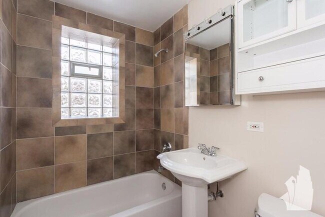 Building Photo - 2 bedroom in Chicago IL 60657