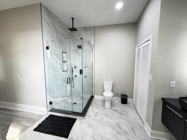 Building Photo - Huge 4 Bed and 2.5 Bath Home!