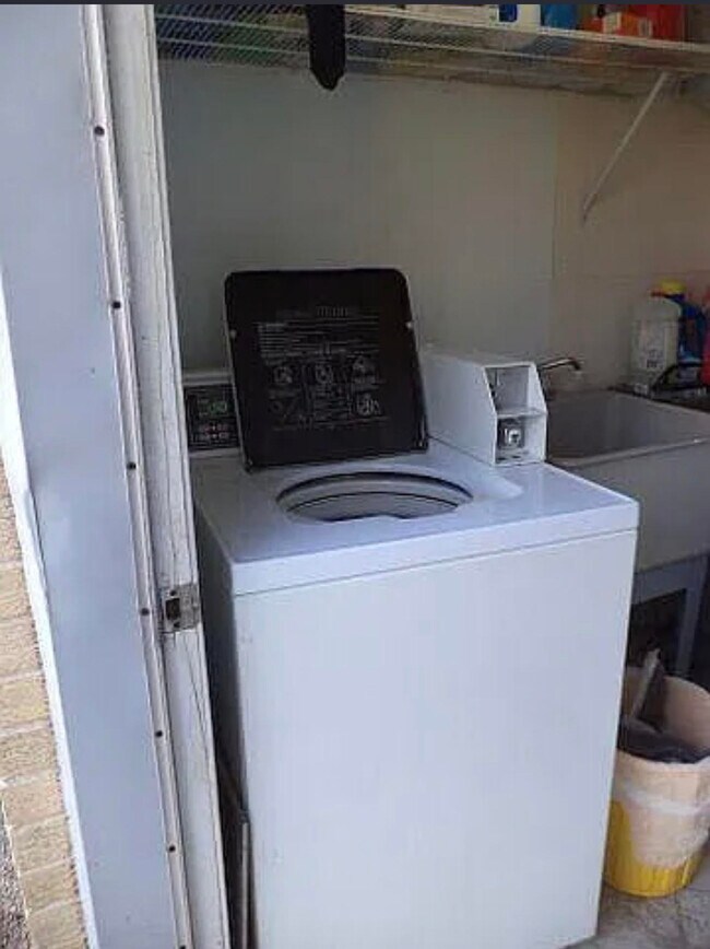 Building Photo - 219 N Grace Ave