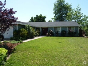 Building Photo - Beautiful Home in Desirable Neighborhood w...