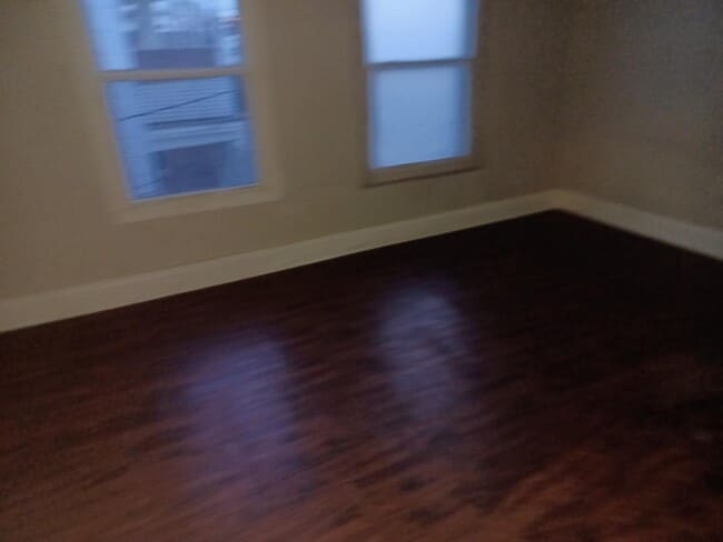 Building Photo - 214 E 8th St