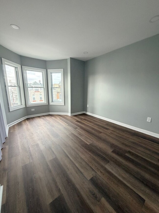 Building Photo - Beautifully remodeled 5/6 bedroom townhouse