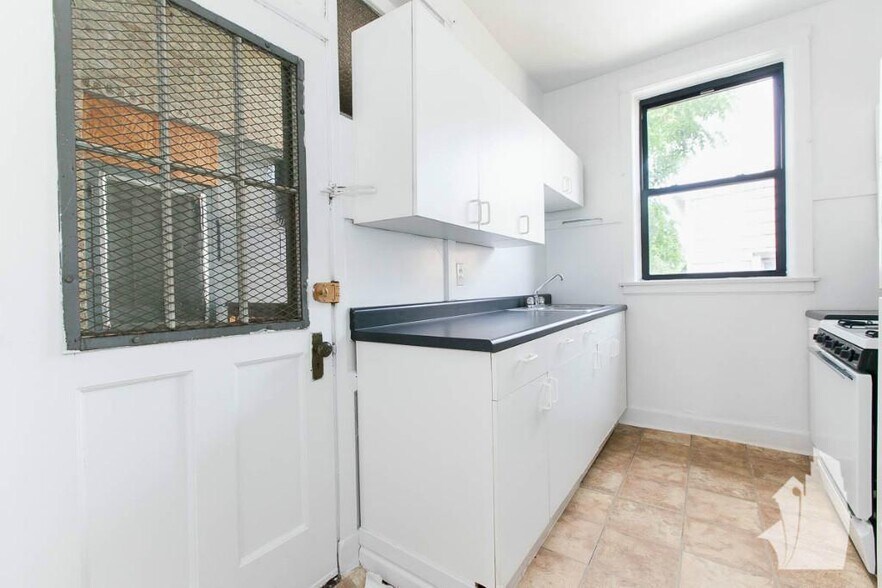 Building Photo - 2415 N Sawyer Ave