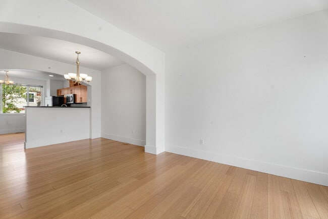 Building Photo - Spacious 3-Level Townhome for Rent in Prime Location