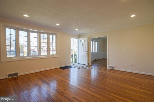 Building Photo - 224 Waverly Rd