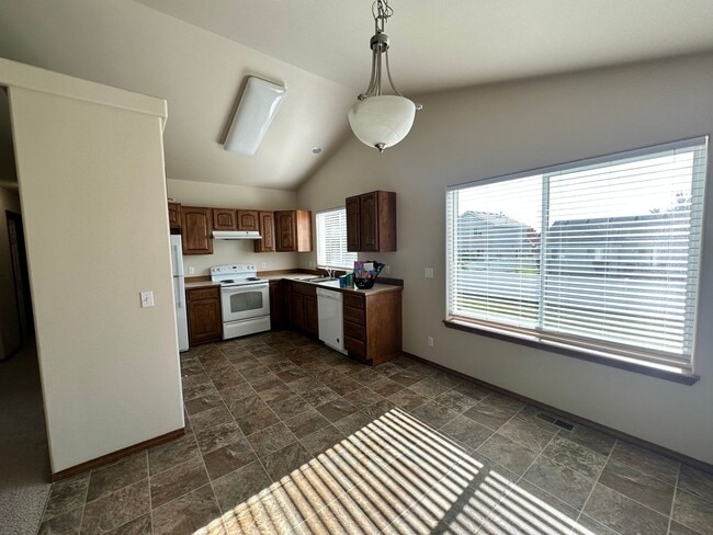 Building Photo - 4 bdrm/2 bath house in CDA