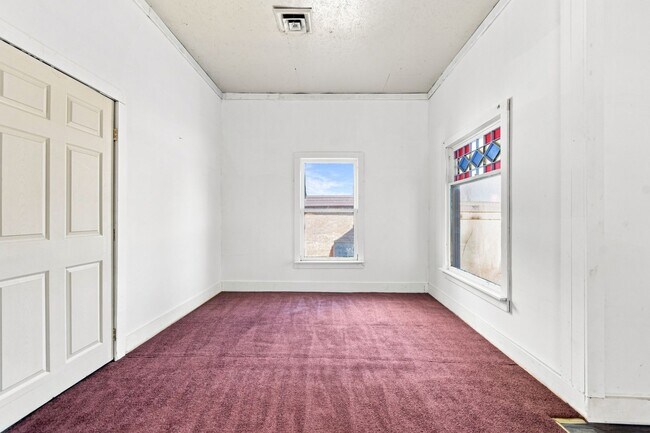 Building Photo - 208 E 12th St
