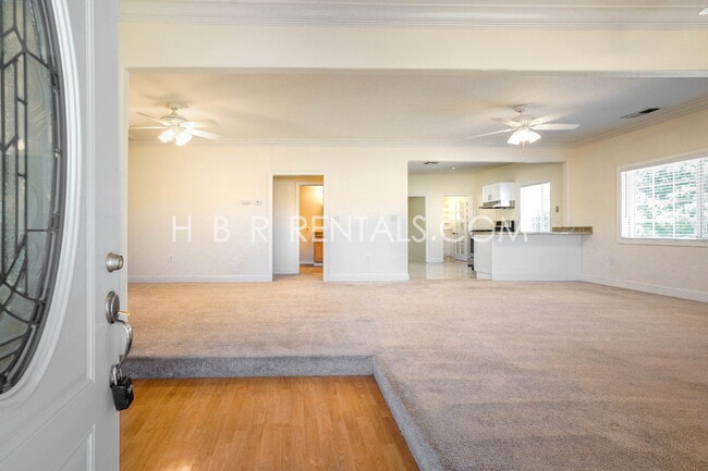 Building Photo - Charming 3-Bedroom Haven with 2 Full Baths...