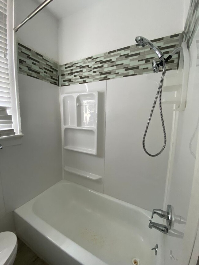 Building Photo - Charming 3 Bedroom Home!