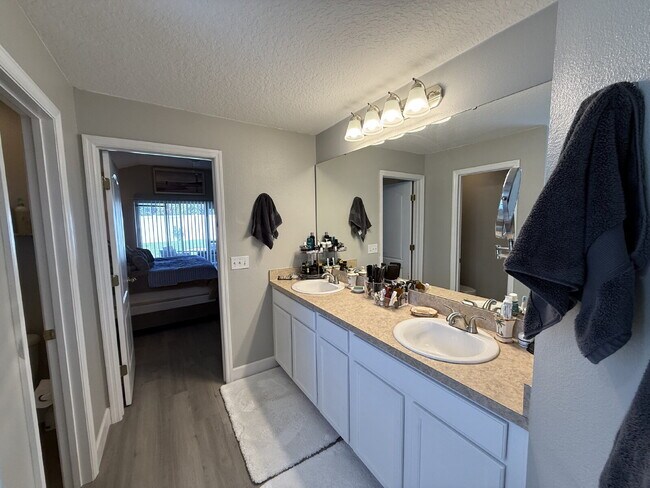 Building Photo - "Spacious 3-Bedroom Retreat with Bonus roo...