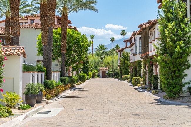 Building Photo - 233 Calle La Soledad