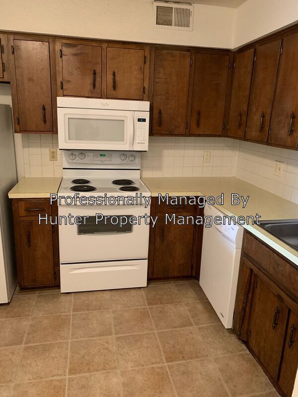 Building Photo - 933 S Wildan Ave