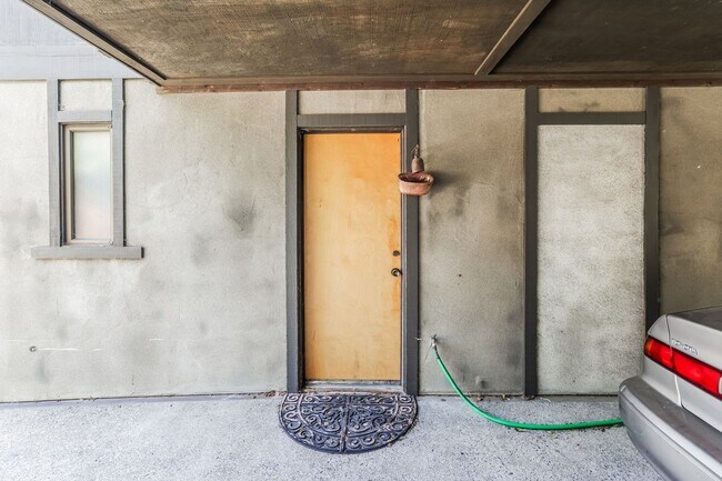 Building Photo - Furnished Lower Unit In Berkeley!