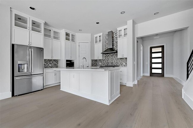 Building Photo - 1815 W 38th St