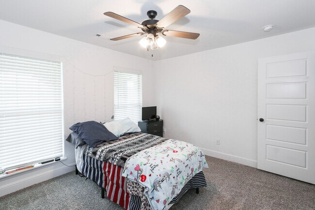 Building Photo - Like New Beautiful 3/2 Home in Gentry