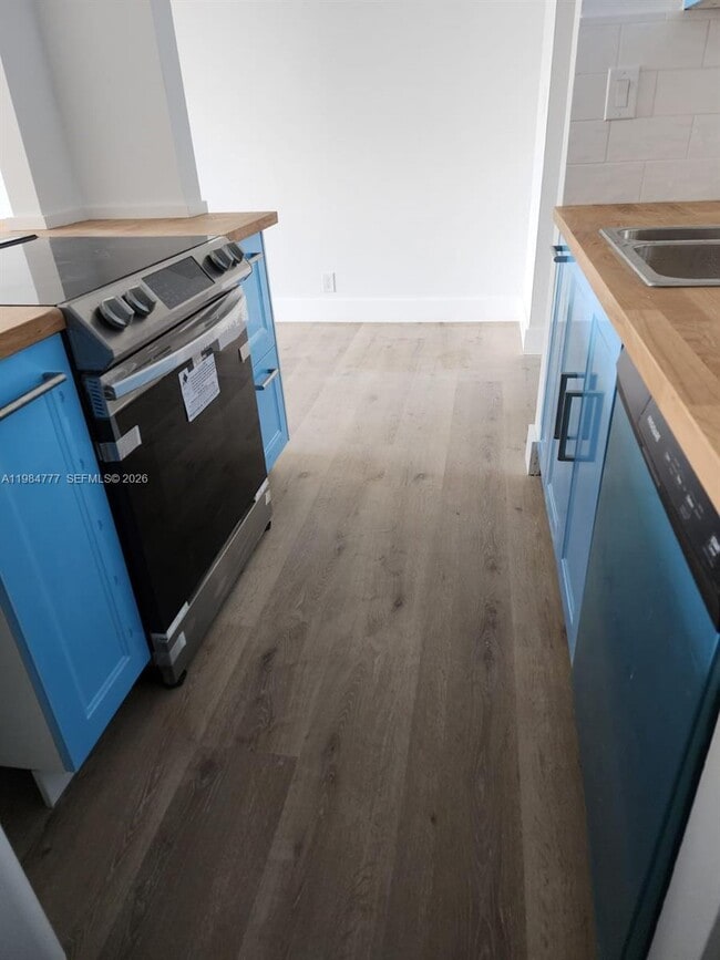 Building Photo - 520 Brickell Key Dr