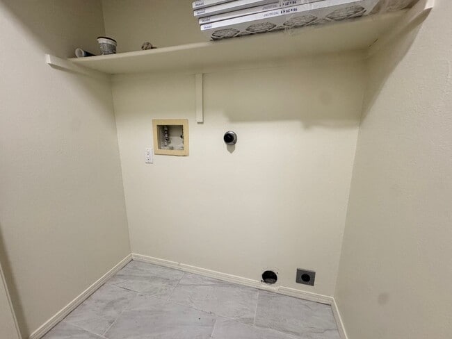 Building Photo - Beautiful 3 bedroom 2.5 bathroom NW Albuquerque.