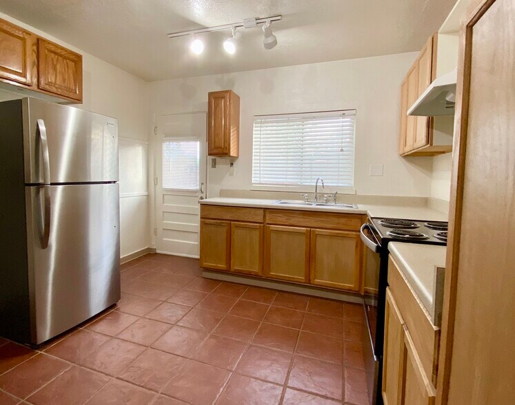 Building Photo - 502 Los Arboles Ave NW