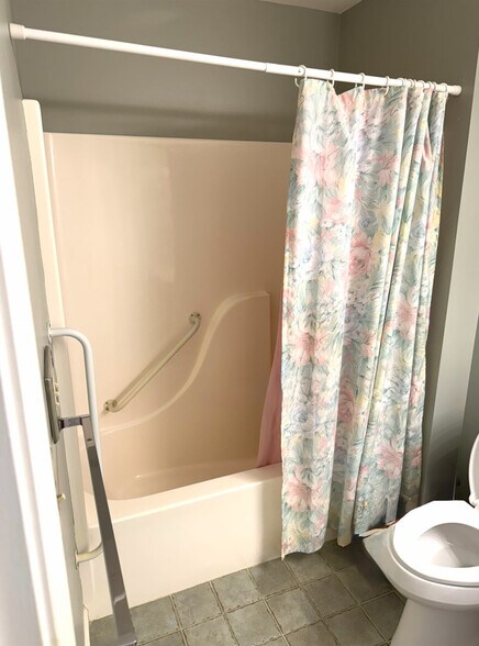 BR1 w En-Suite Full Bath - 501 Lexington St