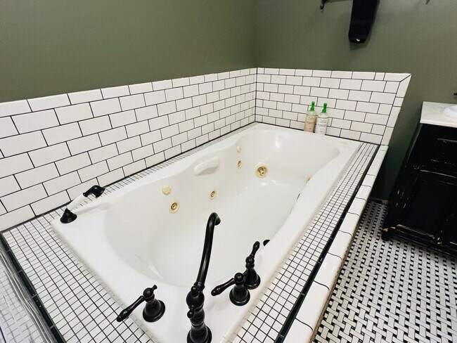 Building Photo - 3209 W Fairview Pl