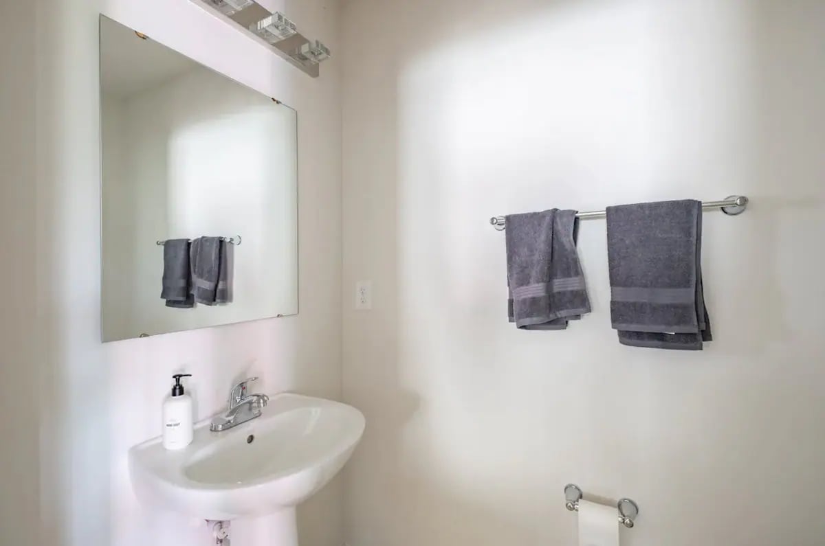 Building Photo - Room in House on Skipjack Ln