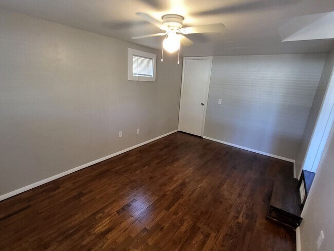 Building Photo - Beautiful 3 bedroom house with granite countertops and central heat and air