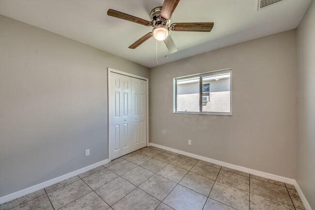 Building Photo - 3018-3020 SW 15th Pl