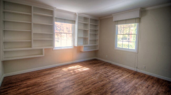 Building Photo - 2121 Middlefield Rd