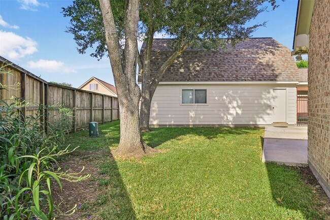Building Photo - 313 Winding Oak Ln S