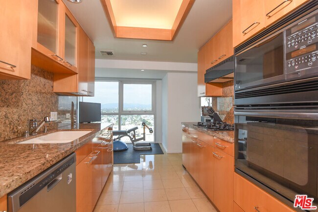 Building Photo - 13600 Marina Pointe Dr