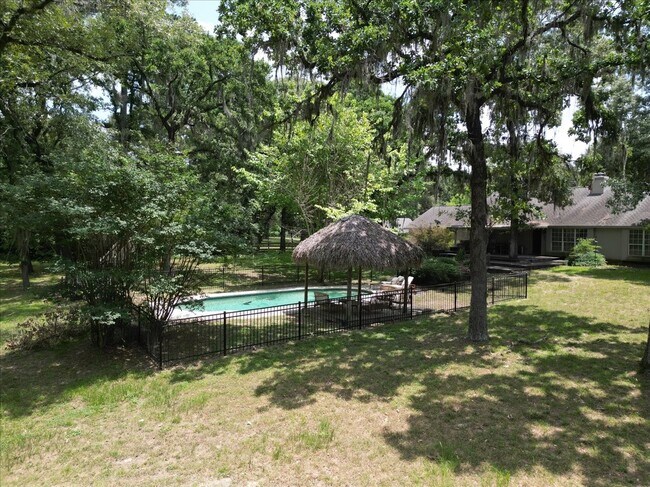 Building Photo - 9502 Rolling Oaks