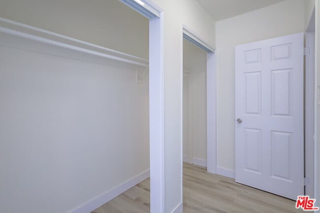 Building Photo - 825 S Detroit St