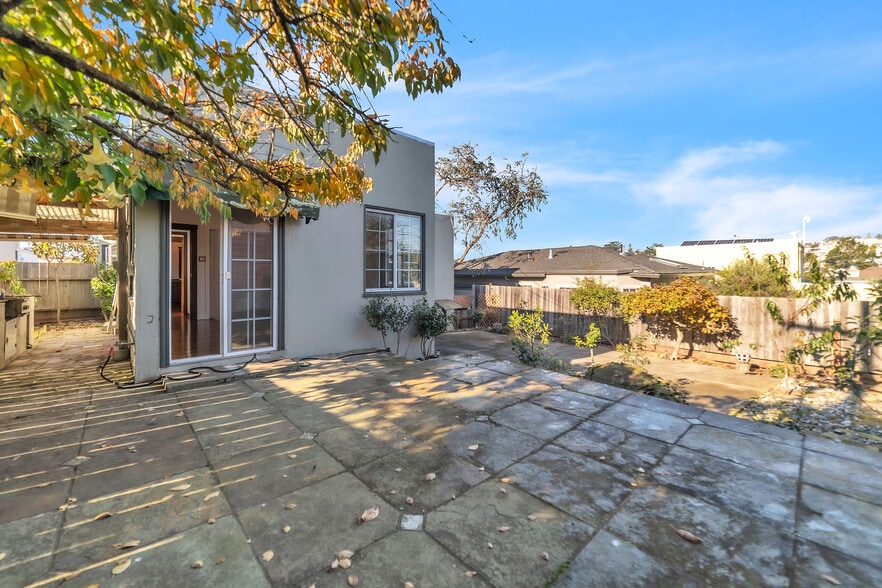 Back of house - 80 Corona St