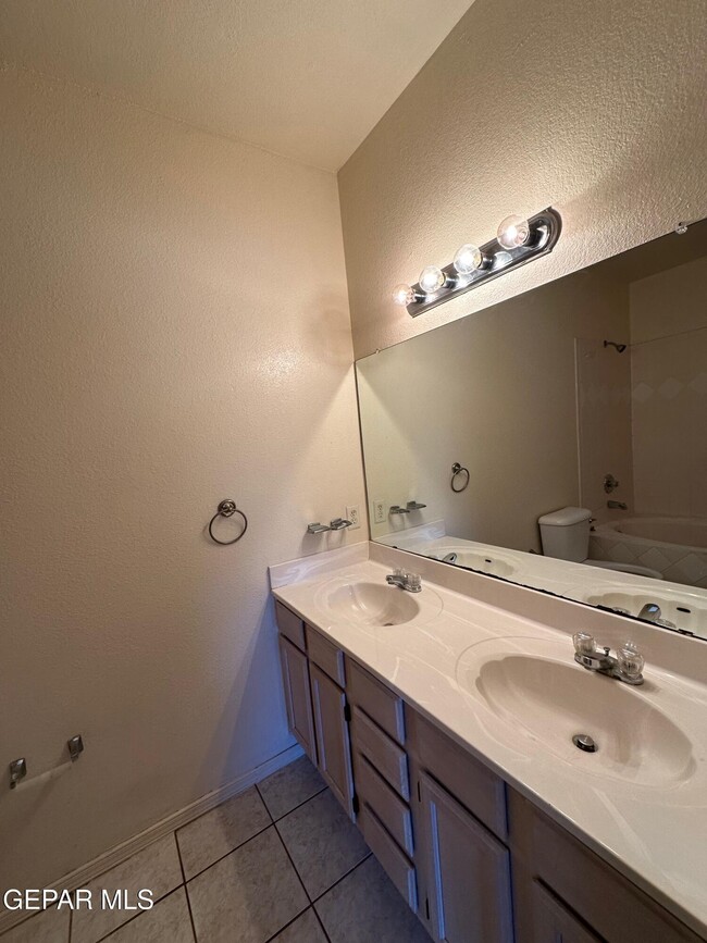 Building Photo - 380 Jardin Bello Ave