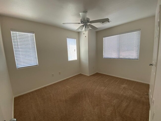 Building Photo - SW 5 BEDROOM w/2 YEAR LEASE!!