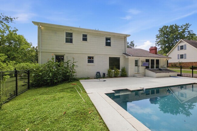 Building Photo - Charming Brentwood Home with In-Ground Pool