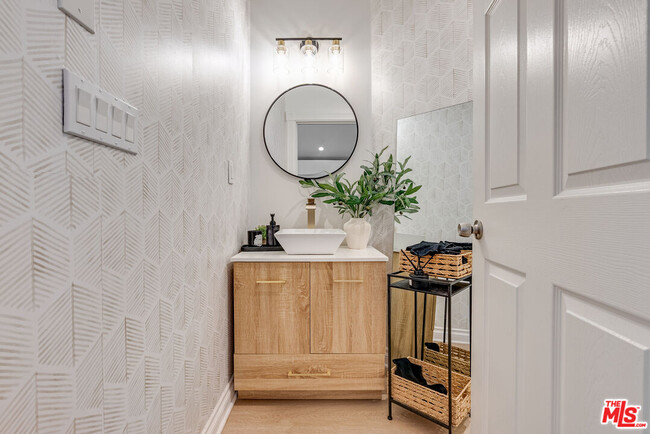 Building Photo - 367 S Oak Ave