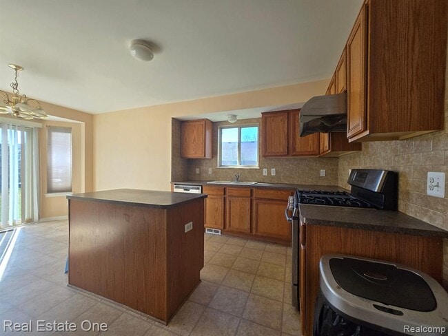 Building Photo - 42510 Pinehurst Dr