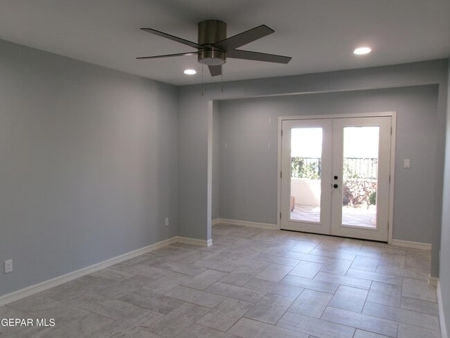 Building Photo - 5852 Mira Serena Dr