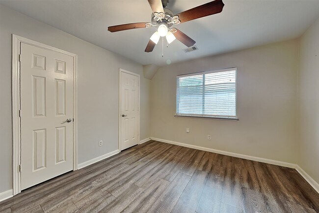Building Photo - 10931 S Falls Terrace