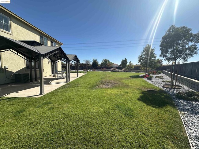 Building Photo - 649 Poplar Ct