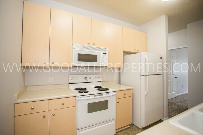 Building Photo - 3 bedroom 2 bath condo in Waukee in convie...